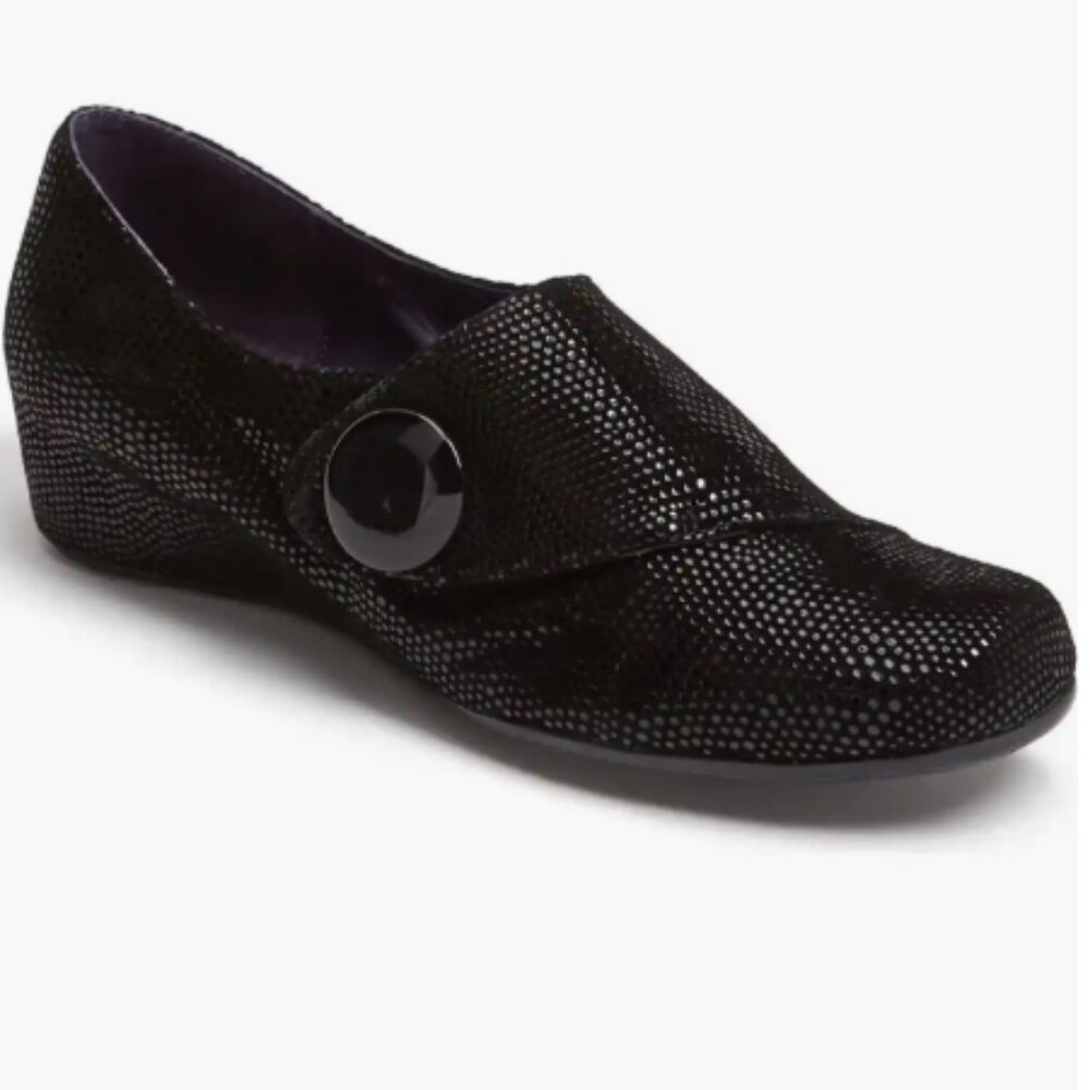 NWOT VANELi Maxy Wedge  Button Detail Slip-on Shoe